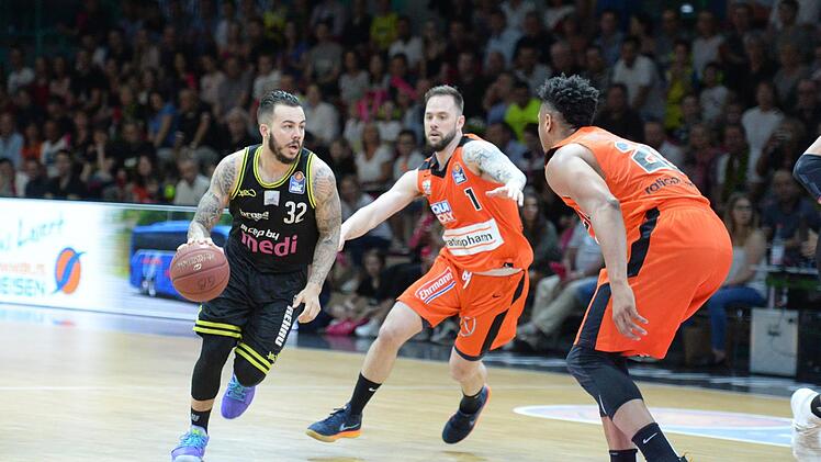 Medi-Spieler Gabe York (links) zieht an den Ulmern Katin Reinhardt (Mitte) und Jerelle Benimon vorbei. Foto: Peter Mularczyk