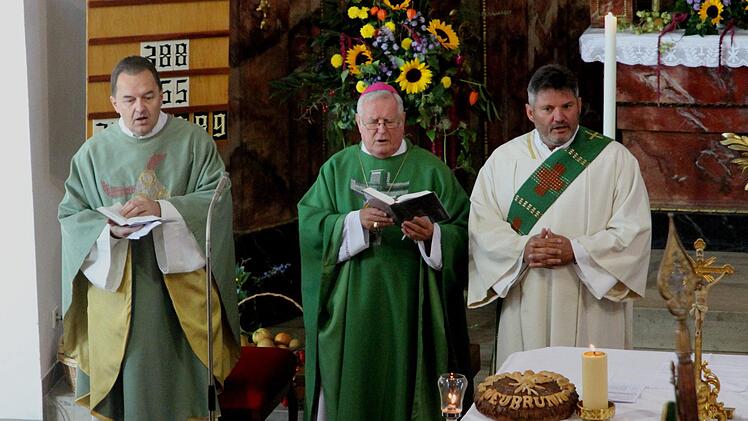 : Diakon Joachim Stapf (rechts) bei einem gemeinsamen Gottesdienst mit Bischof a.D. Friedhelm Hofmann und Pfarrer Dr. Mathias Rusin (links).