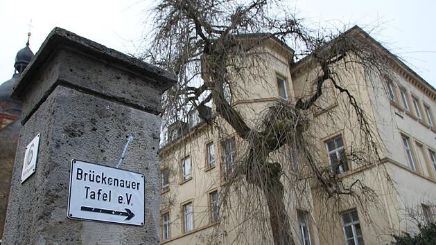 Das ehemalige Landratsamts gleich neben der Stadtpfarrkirche: Hier finden seit Dezember 2005 die Ausgabe der Bad Br&uuml;ckenauer Tafel statt. Foto: Ulrike M&uuml;ller