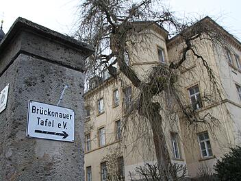 Das ehemalige Landratsamts gleich neben der Stadtpfarrkirche: Hier finden seit Dezember 2005 die Ausgabe der Bad Brückenauer Tafel statt. Foto: Ulrike Müller