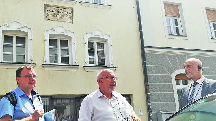 Partnerschaftsinitiator und Geologe Gerhard Lehrberger (von links) und Historiker Werner Schäfer mit Oberbürgermeister Kay Blankenburg vor dem Geburtshaus des Geologen und Mineralogen Mathias Ritter von Flurl (1756-1823). Foto: Sigismund von Dobschüt