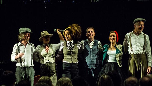 Beifall beim Coburg-Deb&uuml;t: die Cool Cats und ihre dreik&ouml;pifge Begleit-Band beim Auftritt im HUK-Foyer.Foto: Jochen Berger