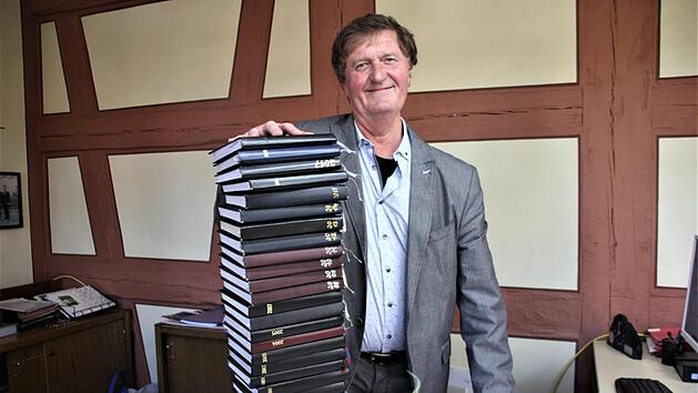 Seine 30 Terminbücher wird Hans-Peter Laschka mit nach Hause nehmen. Ab und zu wird er darin blättern und sich an seine Amtszeit erinnern. Foto: Veronika Schadeck
