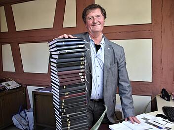 Seine 30 Terminbücher wird Hans-Peter Laschka mit nach Hause nehmen. Ab und zu wird er darin blättern und sich an seine Amtszeit erinnern. Foto: Veronika Schadeck