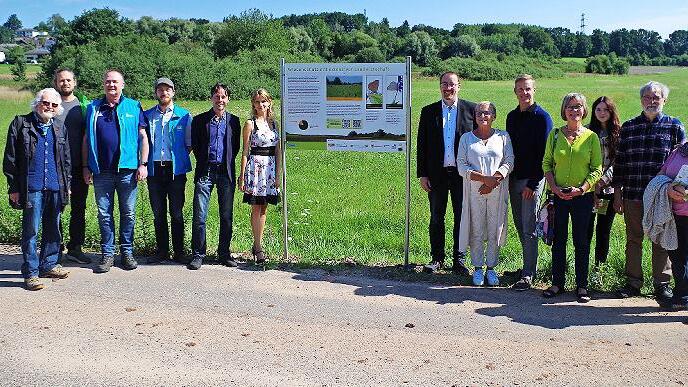 In Neunkirchen wurden die neuen Schautafeln vorgestellt (v. l.): Frieder Oehme (stellv. Vors. LPV), Jonas Kaufmann (BN-Regionalreferent Oberfranken), Michael Urbanczyk (Untere Naturschutzbehörde), Marc Fiebig (Regierung v. Oberfranken), Mirko Wölf...