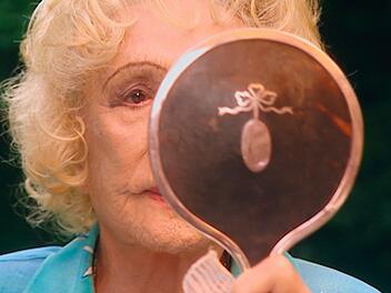 Der Kino-Dokumentarfilm "Riefenstahl" von 2024 feiert TV-Premiere: 1999 trat Leni Riefenstahl noch einmal vor die Kamera. Anlass war Heinrich Breloers Dokumentation "Speer und er". Auch damals kontrollierte die fast Hundertjährige noch akribisch ihr Aussehen.