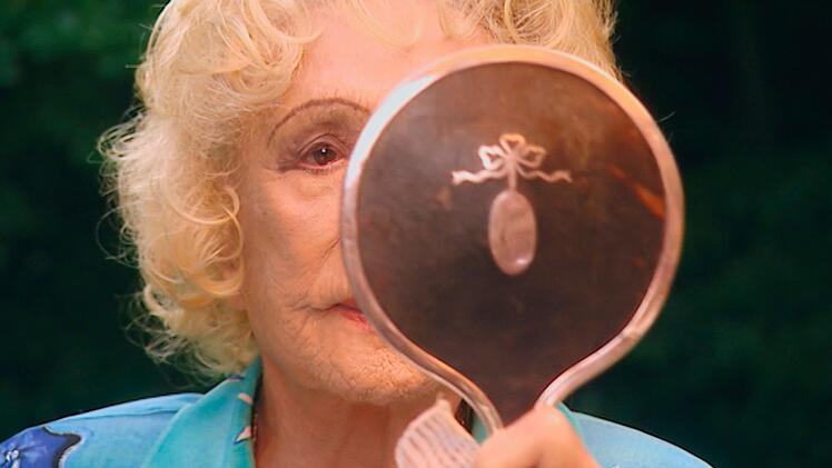 Der Kino-Dokumentarfilm "Riefenstahl" von 2024 feiert TV-Premiere: 1999 trat Leni Riefenstahl noch einmal vor die Kamera. Anlass war Heinrich Breloers Dokumentation "Speer und er". Auch damals kontrollierte die fast Hundertjährige noch akribisch ihr Aussehen.