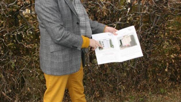 Bürgermeister Roland Wolfrum hat  einen Urnenstelenfirma gefunden, die sich bereit erklärt hat, solch eine Urnenstele auch für ein Jahr probeweise aufzustellen.