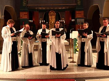 Stelozar Galabov (vorne) als Solist in dem Ensemble Foto: Johanna Blum