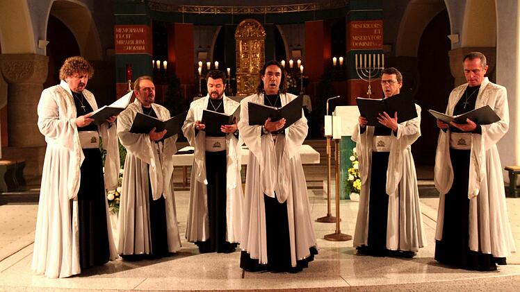 Stelozar Galabov (vorne) als Solist in dem Ensemble Foto: Johanna Blum