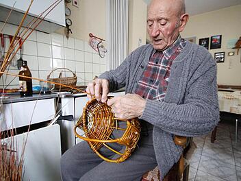 In seiner Küche hat Hans Häfner ausreichend Tageslicht, um im Winter seine Körbe zu binden. Fotos: Löwisch