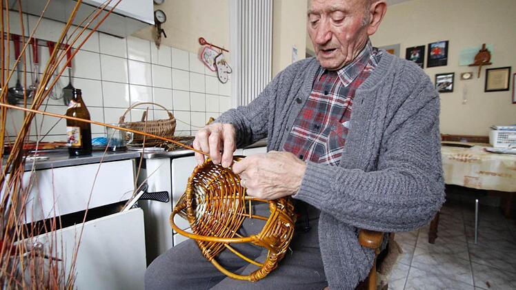 In seiner Küche hat Hans Häfner ausreichend Tageslicht, um im Winter seine Körbe zu binden. Fotos: Löwisch