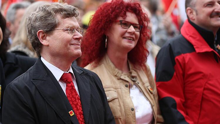 Buergermeister Georg Rosenthal (SPD) (links) bei der Kundgebung. Mit einer bunten Demonstration und Kundgebung haben rund 1.250 Wuerzburger am Mittwoch (01.05.2013) gegen den geplanten Aufmarsch von Neonazis in ihrer Stadt demonstriert. Foto: News5 / Herse