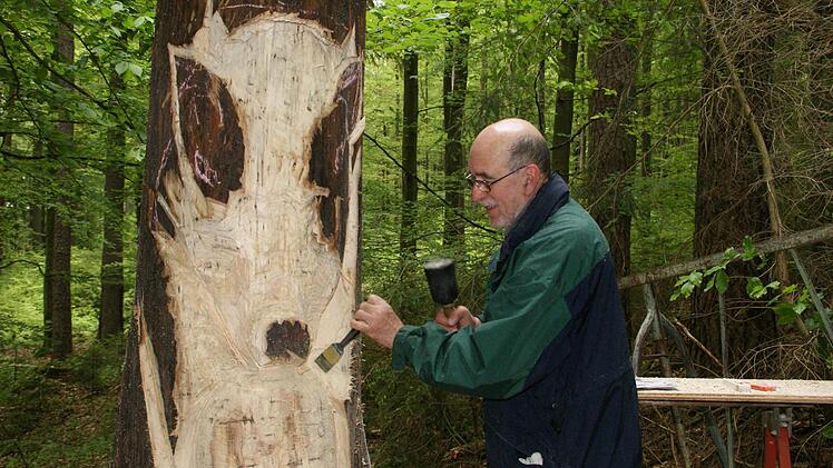 Bildhauer Florian Tully aus Gerolzhofen arbeitet hier an der Umsetzung der Sage vom Wildschwein, das im Wald eine Glocke ausgrub.