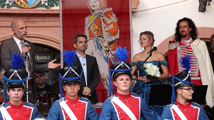 OB Kay Blankenburg, Kurdirektor Frank Oette, Quellenkönigin Marie Sophia I. und Fürst Ferenc Rákóczi (Timo Baier).