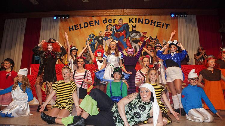 Nach der der Pause der gemeinsame Tanzauftakt zum Teil Helden der Kindheit: Yvonne Fuchs (vorne) von der Prinzengarde mit Jugendgarde und Kindergarde.