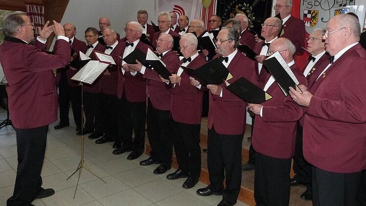 Der starke Männerchor der Chorgemeinschaft Kauerndorf/Forstlahm mit Chorleiter Hermann Hamacher