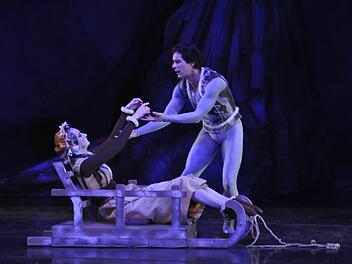 Peer Gynt"s Mutter stirbt - Cici Ursul und Horatiu Chereches. Foto: Klopf