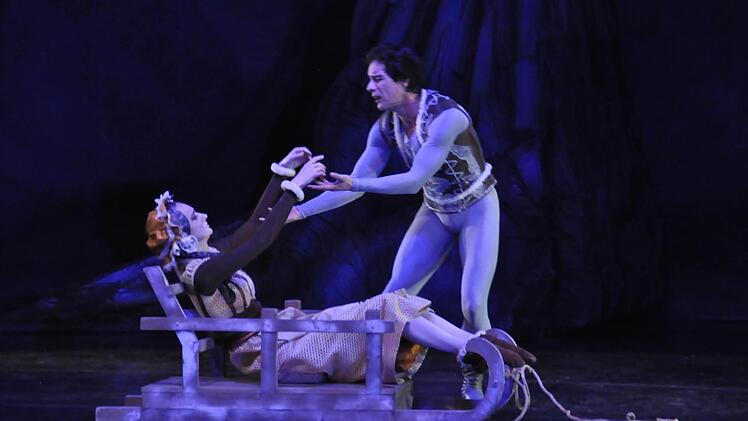 Peer Gynt"s Mutter stirbt - Cici Ursul und Horatiu Chereches. Foto: Klopf
