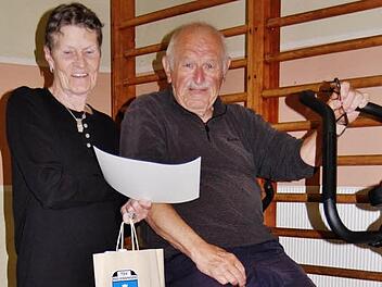 Nach erfolgreicher Hüftoperation ungebremst: Auf dem Ergometer nahm Heinrich Seitz (87) seine Urkunde für 40-jährige Mitgliedschaft von der TSV-Vorsitzenden.  Foto: Sigismund von Dobschütz