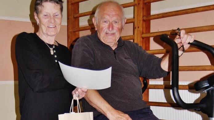 Nach erfolgreicher Hüftoperation ungebremst: Auf dem Ergometer nahm Heinrich Seitz (87) seine Urkunde für 40-jährige Mitgliedschaft von der TSV-Vorsitzenden.  Foto: Sigismund von Dobschütz