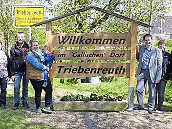 Die neue Begrüßungstafel in Triebenreuth wurd kürzlich der Öffentlichkeit präsentiert. Unser Bild zeigt (von links) Siegfried Hohn, Monika Fuchs, Alwin Geyer, Nina Hohn mit Sohn Hannes, Bürgermeister Roland Wolfrum, Karin Hohn, Landrat Klaus Peter Söllner und Ortssprecher Stephan Seifert.  Foto: Klaus-Peter Wulf