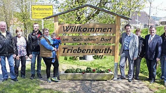 Die neue Begrüßungstafel in Triebenreuth wurd kürzlich der Öffentlichkeit präsentiert. Unser Bild zeigt (von links) Siegfried Hohn, Monika Fuchs, Alwin Geyer, Nina Hohn mit Sohn Hannes, Bürgermeister Roland Wolfrum, Karin Hohn, Landrat Klaus Peter Söllner und Ortssprecher Stephan Seifert.  Foto: Klaus-Peter Wulf
