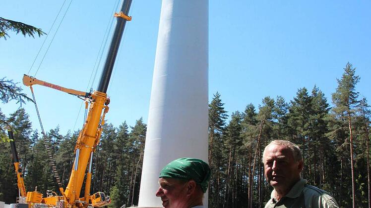 Walter Tschirschky (links) und Robert Grampp (links) beobachten den Windradbau.  Foto: Friedwald Schedel