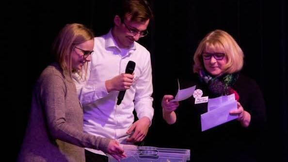 Chiara Jeschek, Jan Batzner und Monika Strätz-Stopler (von links) ziehen die Gewinner der Schnitzeljagd. Foto: Jule Müller