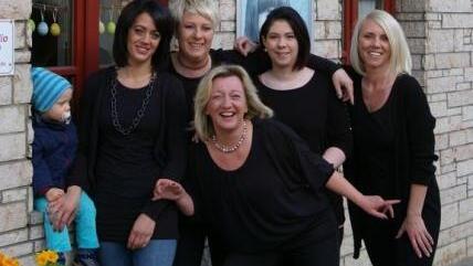 Seit 20 Jahren verschönern Friseurmeisterin Silke Gerber und ihr Team die Köpfe ihrer Kunden. Das Team mit (v.l.) Hanna Neukam, Babsi Ebner, Inhaberin Silke Gerber, Michelle Chatman und Sandra Bechmann freut sich auf Sie!  Foto: PR