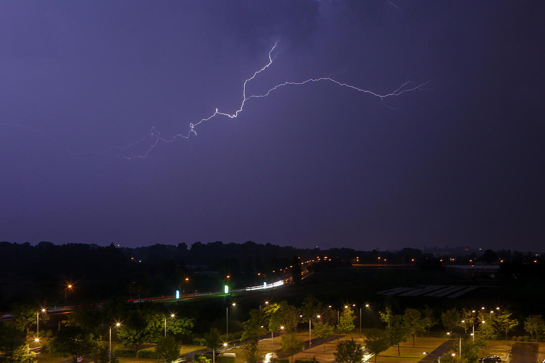 Lichtspektakel am Nürnberger Himmel - Gewitter zieht über Franken