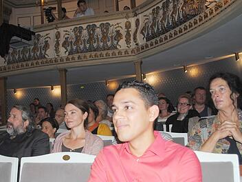 Fröhliches Wiedersehen im Landestheater: Von Schauspielchef Matthias Straub begrüßt, nahmen die Mitarbeiter des Landestheaters gestern ihre Arbeit für die Spielzeit 2017/18 auf.  Fotos: Carolin Herrmann
