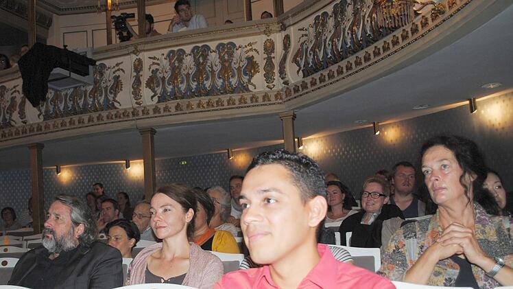 Fröhliches Wiedersehen im Landestheater: Von Schauspielchef Matthias Straub begrüßt, nahmen die Mitarbeiter des Landestheaters gestern ihre Arbeit für die Spielzeit 2017/18 auf.  Fotos: Carolin Herrmann