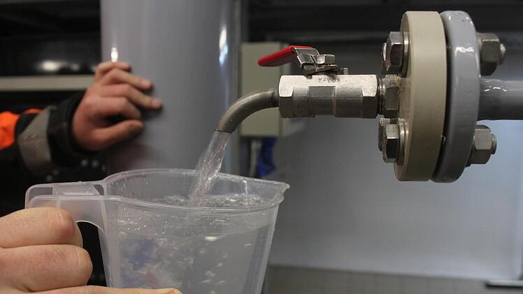 Dieses Wasser ist bereits ultrafiltriert, alle Bakterien und Viren sind abgetötet. Im Wasserwerk Schwabthal wird es anschließen noch nanofiltriert, dadurch wird das Wasser enthärtet. Franziska Rieger