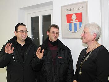 Johannes Sponsel und Christian Bayerl werden von Rose Stark vereidigt. Foto: Carmen Schwind