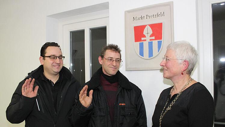 Johannes Sponsel und Christian Bayerl werden von Rose Stark vereidigt. Foto: Carmen Schwind