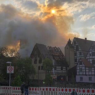 Historische Fachwerkhäuser in Spalt brennen aus - mehrere Verletzte