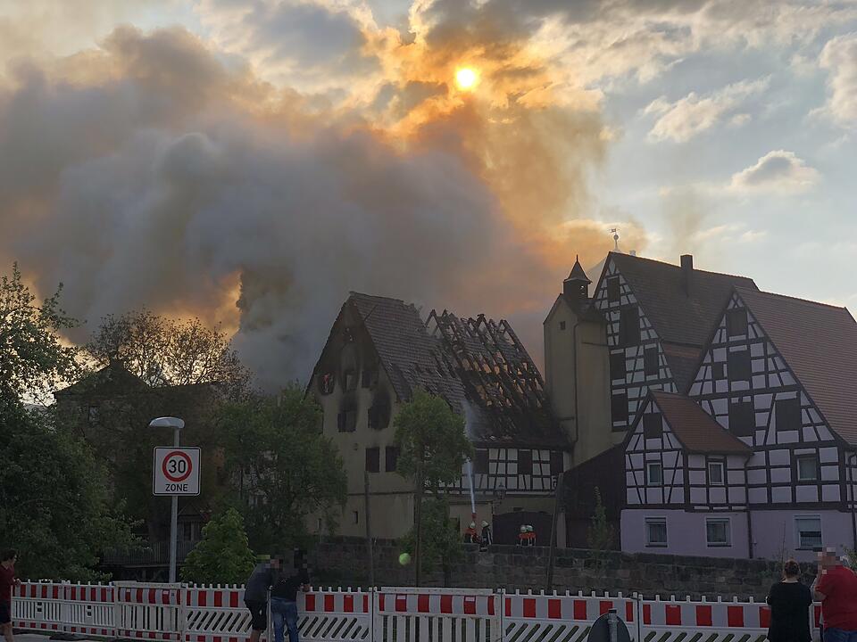 Historische Fachwerkhäuser in Spalt brennen aus - mehrere Verletzte
