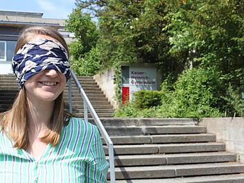 Tauschreporterin Sabrina Bauer (27) startete ihre etwas andere Stadttour am Kaiser-Heinrich-Gymnasium. Foto: Jann Weckel