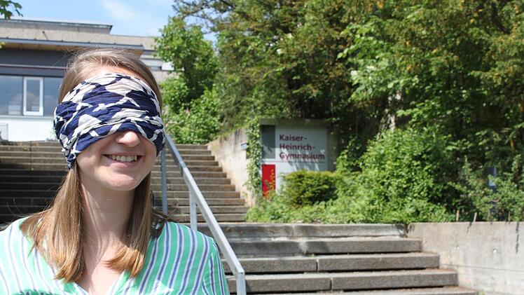 Tauschreporterin Sabrina Bauer (27) startete ihre etwas andere Stadttour am Kaiser-Heinrich-Gymnasium. Foto: Jann Weckel