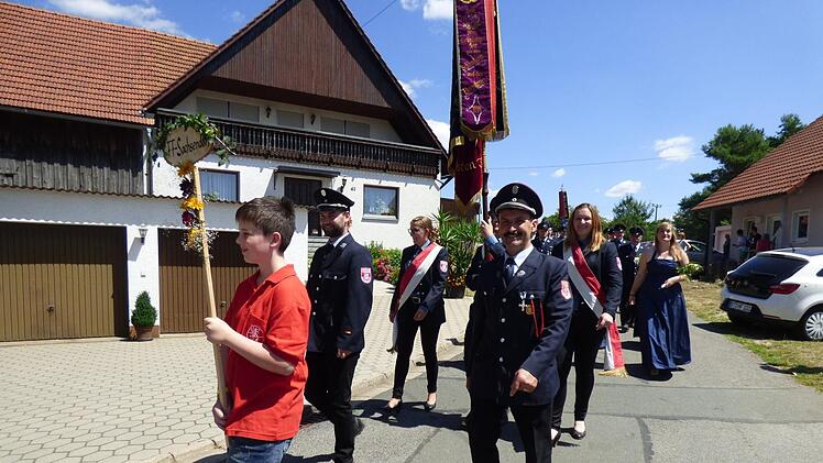 An der Zugspitze des langen Festzugs mit 65 Vereinen die  Feuerwehr Sachsendorf mit ihren Kommandanten Manuel Lindner und Bruno Bächmann Foto: Thomas Weichert