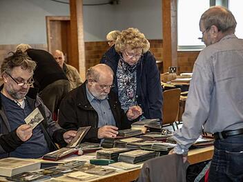 Die Experten waren beim Regionaltauschtag des Michelauer Briefmarkensammlervereins in der Angerturnhalle unter sich.Klaus Gagel