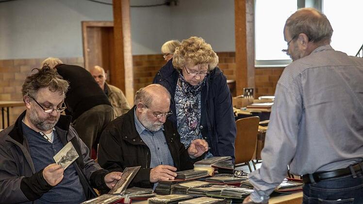 Die Experten waren beim Regionaltauschtag des Michelauer Briefmarkensammlervereins in der Angerturnhalle unter sich.Klaus Gagel
