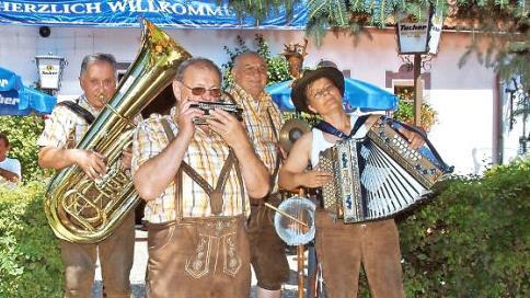 Emmi Wei&szlig; im Jahr 2007 mit (von links) Konrad Grasser, Hanni Nagel und Ludwig Spie&szlig;  Foto: Klaus-Peter G&auml;belein