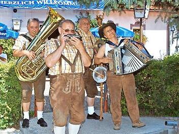 Emmi Wei&szlig; im Jahr 2007 mit (von links) Konrad Grasser, Hanni Nagel und Ludwig Spie&szlig;  Foto: Klaus-Peter G&auml;belein