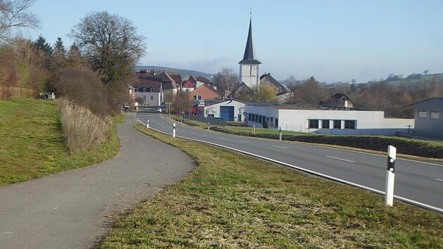 Der Geh- und Radweg bei Untersteinbach in Richtung Wustviel wird zunehmend als fu&szlig;l&auml;ufige Erschlie&szlig;ung des erweiterten Siedlungsgebiets "Am Breiten Rain" genutzt. Deshalb beschloss der Gemeinderat, den Weg auf etwa 400 Metern zu beleuchten. Gemeinde Rauhenebrach