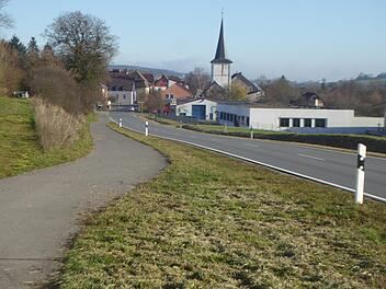 Der Geh- und Radweg bei Untersteinbach in Richtung Wustviel wird zunehmend als fußläufige Erschließung des erweiterten Siedlungsgebiets "Am Breiten Rain" genutzt. Deshalb beschloss der Gemeinderat, den Weg auf etwa 400 Metern zu beleuchten. Gemeinde Rauhenebrach