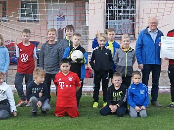 Der Verein bei der Spendenübergabe  Foto: Thomas Weichert