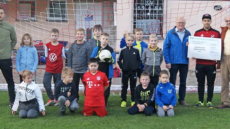 Der Verein bei der Spendenübergabe  Foto: Thomas Weichert