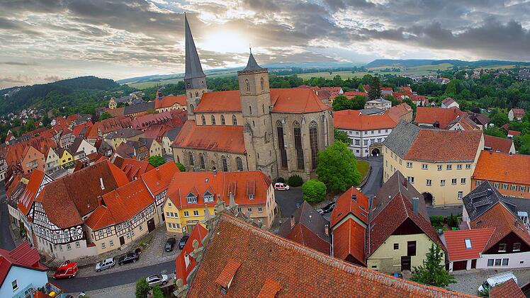 Über den Dächern von Münnerstadt: Dieses Foto entstand von der vollausgefahrenen Drehleiter der Freiwilligen Feuerwehr aus. Links das Heimatsspielhaus, in der Mitte die Stadtpfarrkirche und rechts das Jörgentor. Foto: Dieter Britz